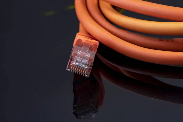 modern bir ev kurulumu için siyah arka plan üzerinde hızlı internet için turuncu veri kablosu