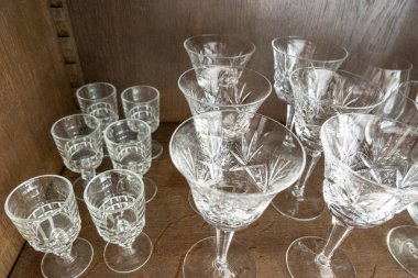 oturma odasında ahşap bir vitrin kokteyl ve şarap için eski vintage bardak