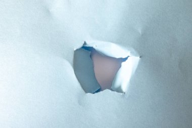 desen olarak beyaz arka plan üzerinde mavi kağıt yırtık delik