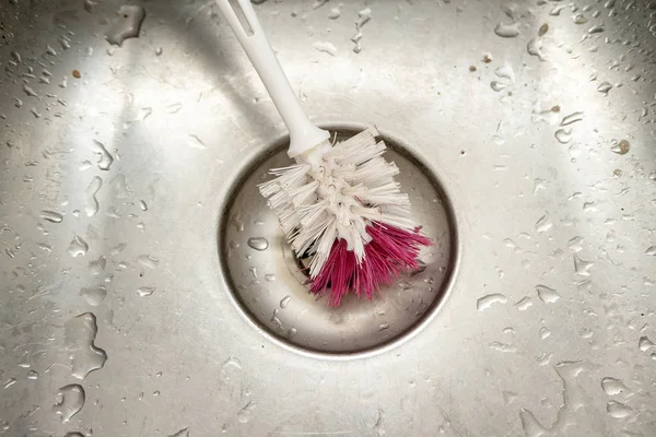 더러운 물 싱크대에 더러운 싱크 브러시 — 스톡 사진