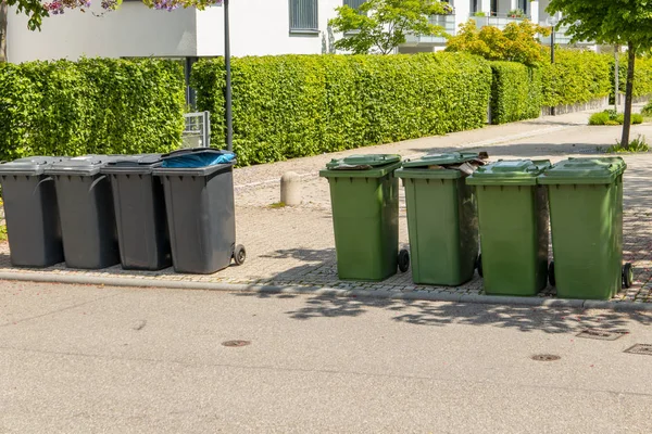 Pojemniki na śmieci na słońcu zalane ulicy — Zdjęcie stockowe