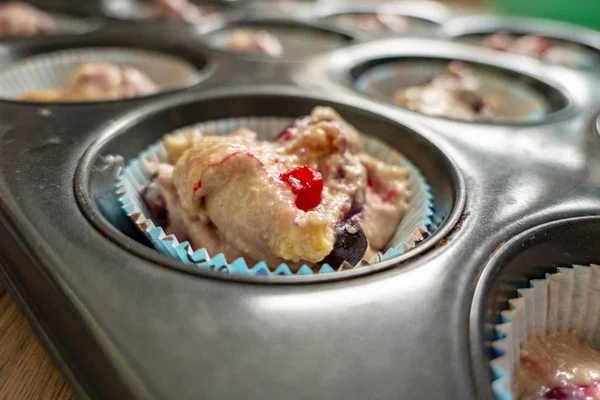 Teneke lezzetli muffins için meyve ile çiğ hamur — Stok fotoğraf
