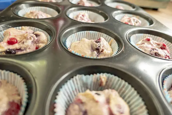 Rauw deeg met vruchten voor heerlijke muffins in het blikje — Stockfoto