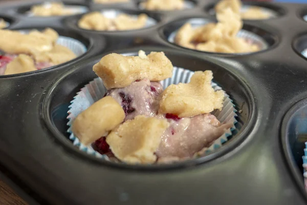Rauwe muffin deeg met crumble voor het bakken — Stockfoto