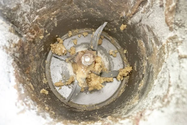 parçalayıcı ve hamur ile metal karıştırıcı yukarıdan fotoğraflandı kalır