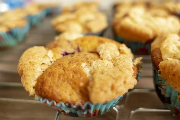 Nybakad muffin med smulpaj och frukt — Stockfoto