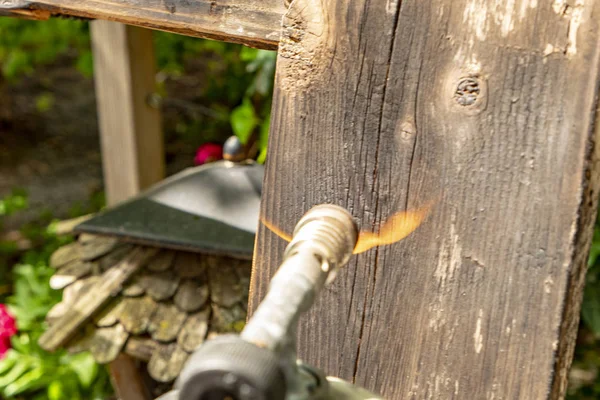Gasbrenner mit heißer Flamme auf einer Holzpalette zum Abfackeln — Stockfoto