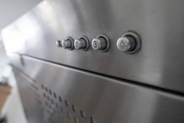 Bedienelemente einer silbernen Dunstabzugshaube mit Lichtschalter — Stockfoto