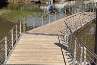 Almanya 'da Neckar nehrinin üzerindeki tahta köprü.