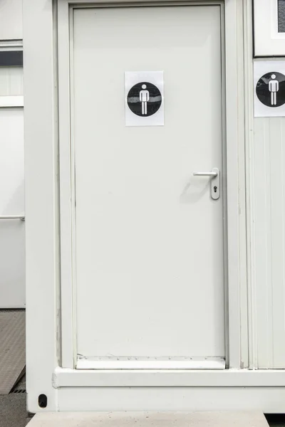 Туалетная дверь на контейнере с символом белого мужчины — стоковое фото