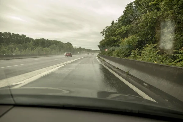 Мокрое шоссе сфотографировано из машины — стоковое фото