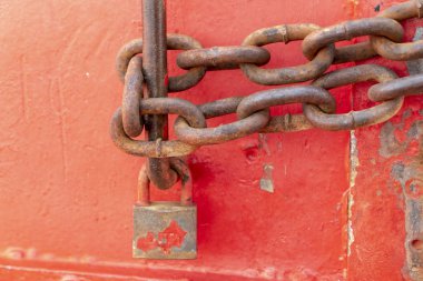 eski kilit ile kapalı paslı zincir