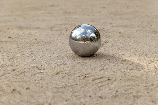 kumda gümüş parlak boules topu