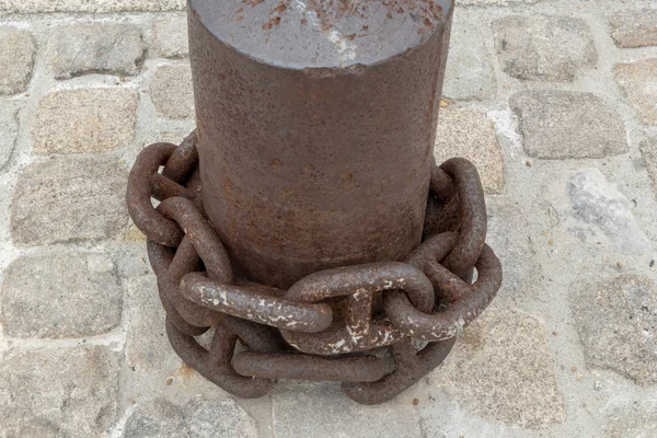 Port ze słupka i zardzewiałe żelazo łańcucha — Zdjęcie stockowe
