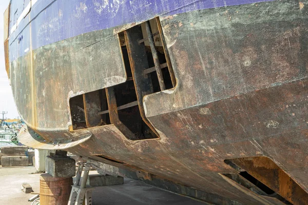 El barco está siendo reparado en su piel exterior — Foto de Stock