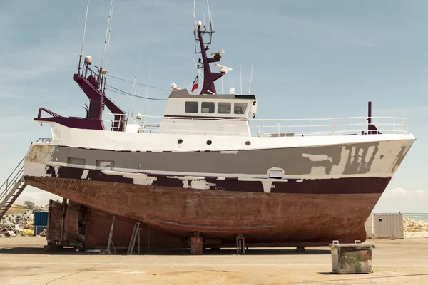 Fiskefartyg på torrdocka — Stockfoto