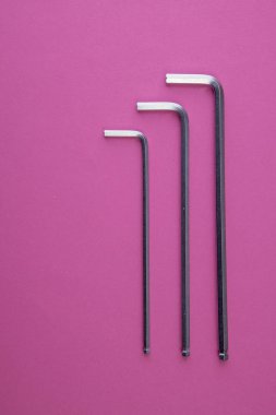 Pembe üzerinde boyuta göre sıralanmış üç allen anahtarı