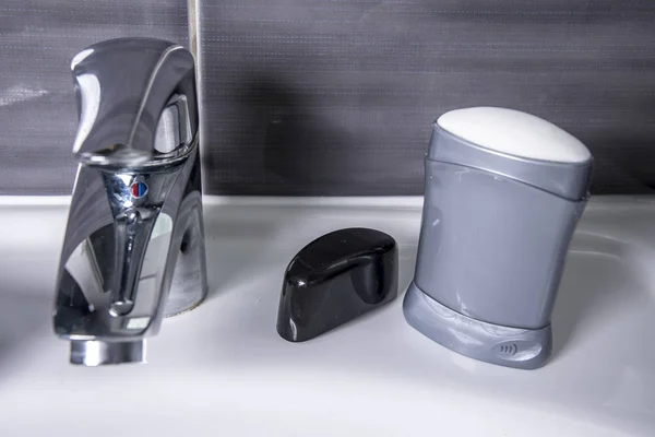Desodorante en el baño con pared gris — Foto de Stock