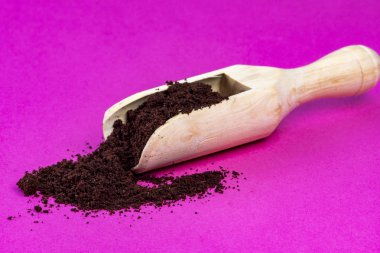 pembe arka plan saf kafein üzerinde tahta kaşık Kahve tozu