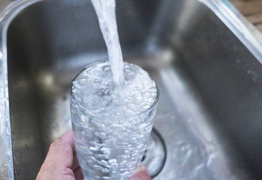 bir cam köpüren su ile doldurulur