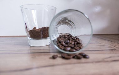 Cam içinde kahve çekirdekleri ve camda kahve tozu