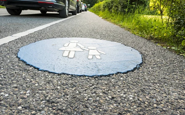 Passerella pedonale parcheggiata vicino alla strada — Foto Stock