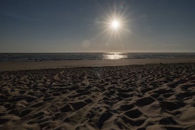 Atlantik Okyanusu 'nda kum plajında yıldız şeklinde güneş