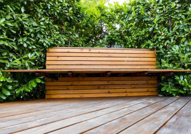 bahçenin bir köşesinde rahat ahşap tezgah