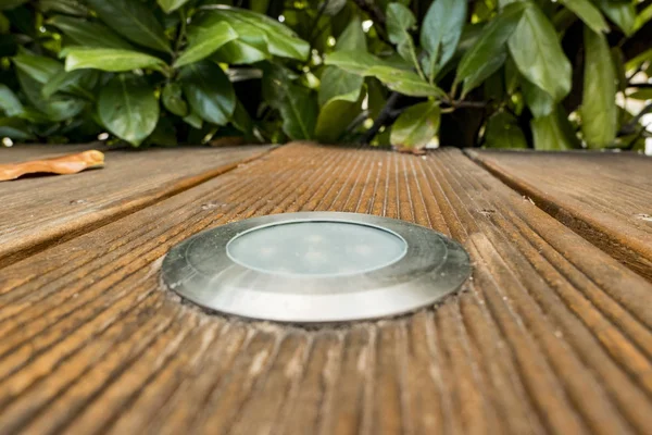 Bahçedeki ahşap terasta Led spot ışıklarının montajı