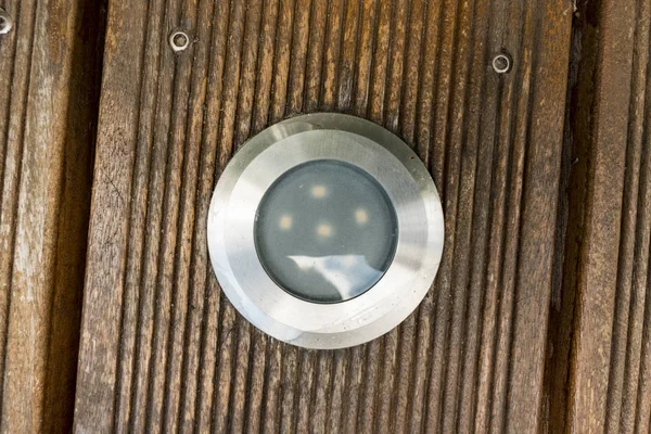 Installation von LED-Scheinwerfern auf einer Holzterrasse im Garten — Stockfoto