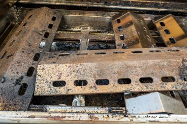 Bir gaz barbekü yakıt elemanları paslı ve kontamine