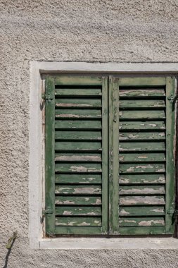 eski kullanılmış yeşil ahşap kepenk