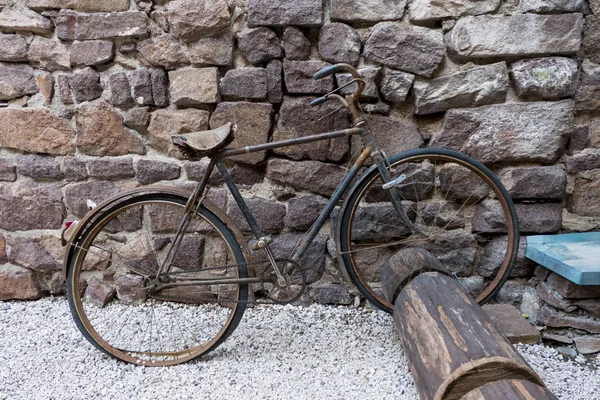 Altes rostiges Fahrrad vor einer Felswand — Stockfoto