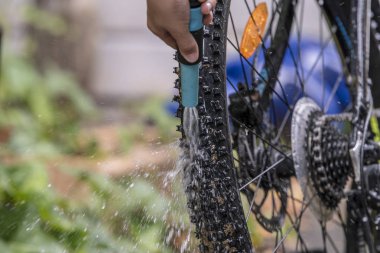 Çocuk tamir ve su ile bisiklettemizler