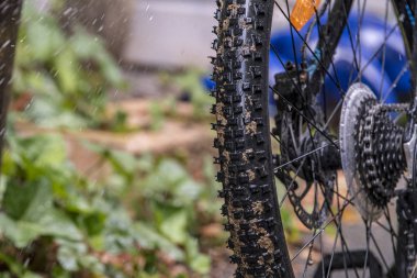 Çocuk tamir ve su ile bisiklettemizler