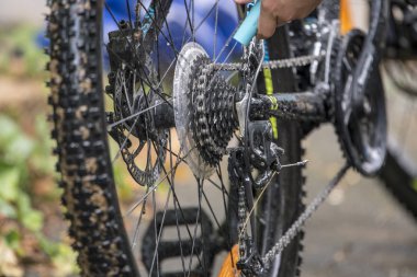 Çocuk tamir ve su ile bisiklettemizler