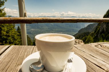 dinlenmek ve dağların manzarası ile bir kahve içmek