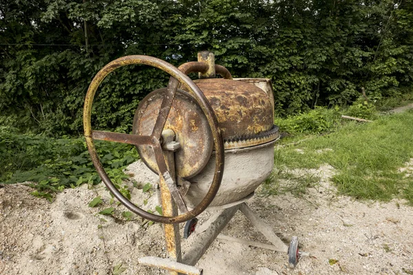 Oude en roestige mixer voor beton — Stockfoto