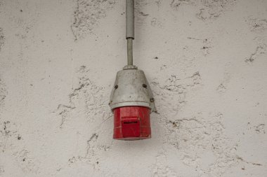 bir evin duvarında yüksek güç kaynağı