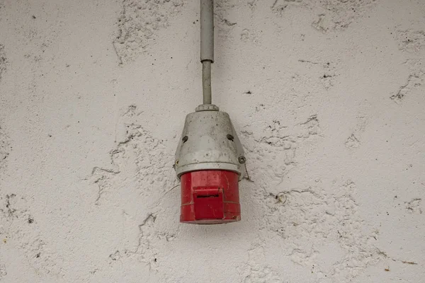 bir evin duvarında yüksek güç kaynağı