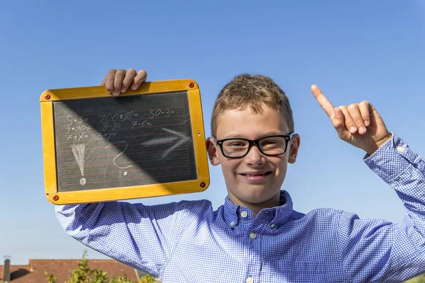 Boy with glasses and blackboard has a brilliant idea — Stock Photo, Image