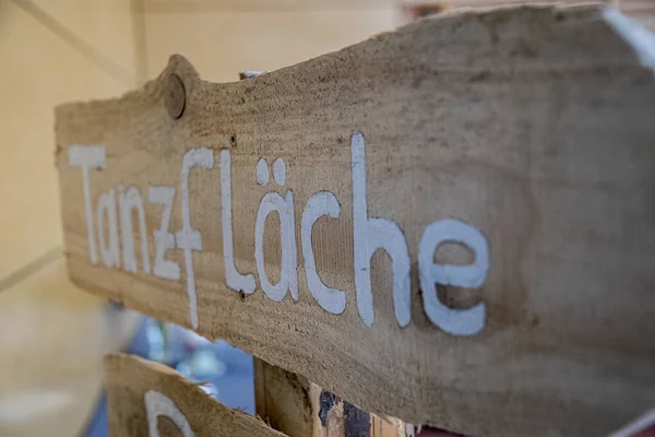 독일의 비문춤추는 바닥 이 있는 나무 간판 — 스톡 사진