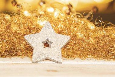 Altın melek saçı üzerinde gümüş yıldız aydınlatılmış Noel