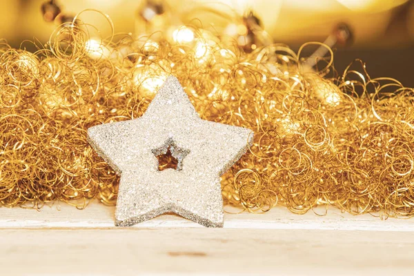 Srebrna gwiazda na złotym aniele włosy Boże Narodzenie oświetlone — Zdjęcie stockowe