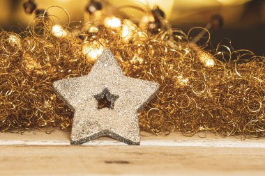 romatik sıcak turuncu ışık altın parıltı ve gümüş yıldız ve metin alanı