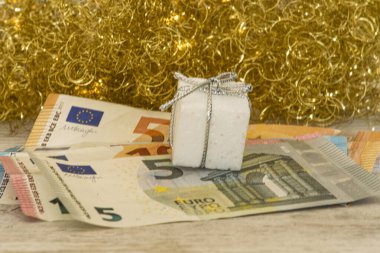 Avro banknotları ve altın özgeçmişi olan bir hediye.