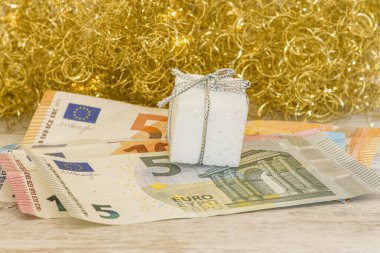 Avro banknotları ve altın özgeçmişi olan bir hediye.