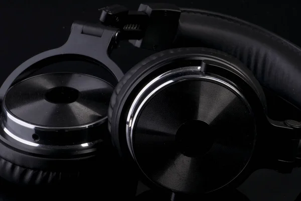 ブラックヘッドフォン暗い光沢のある撮影 — ストック写真