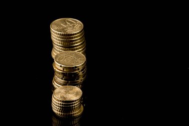 Siyah arkaplandaki Euro sikkeleri