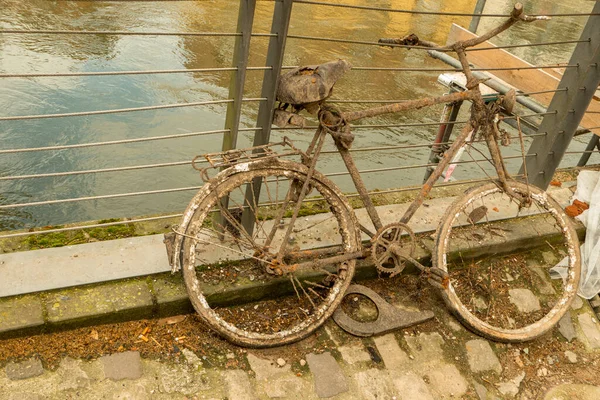 Rower Wyciągnięty Rzeki Stary Zardzewiały Brudny — Zdjęcie stockowe